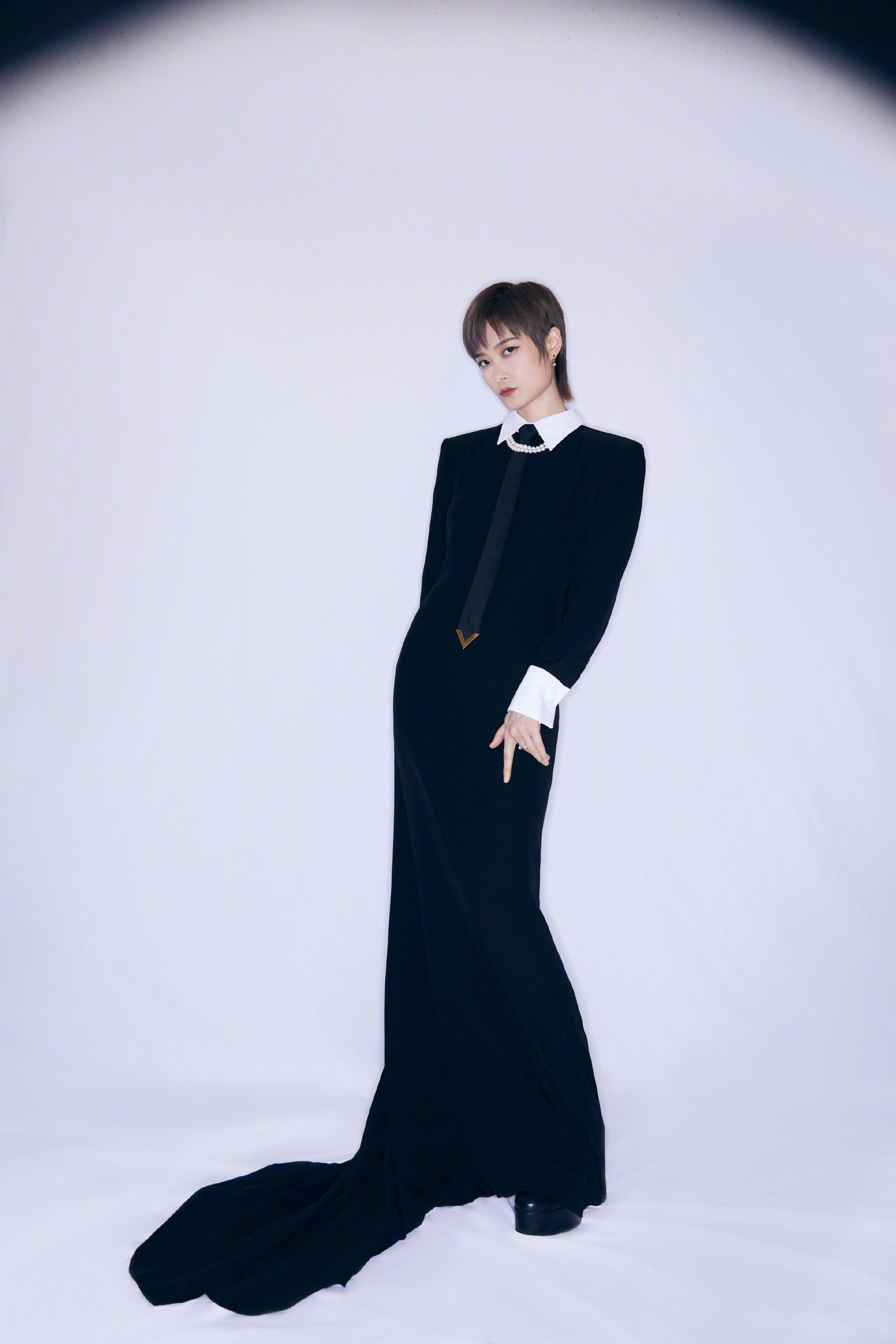 李宇春身穿valentino2023秋冬系列礼服亮相