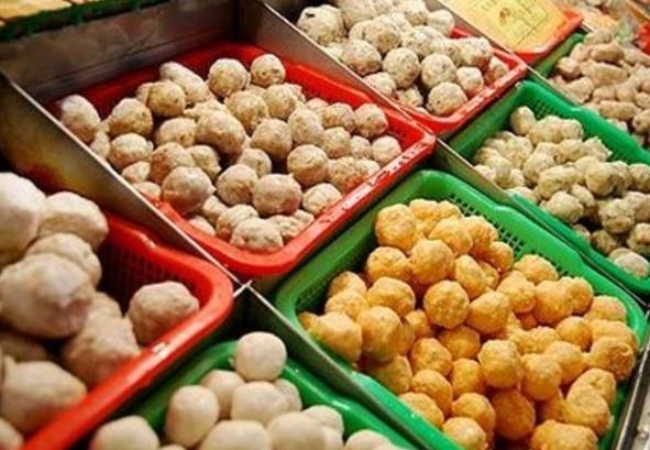 超市冷冻丸子,是用肉做的吗?为啥卖那么便宜?看完你还敢吃吗?