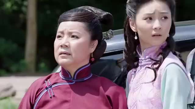 老太太被士兵举枪包围,谁料长官出来一看,竟是自己的老母亲