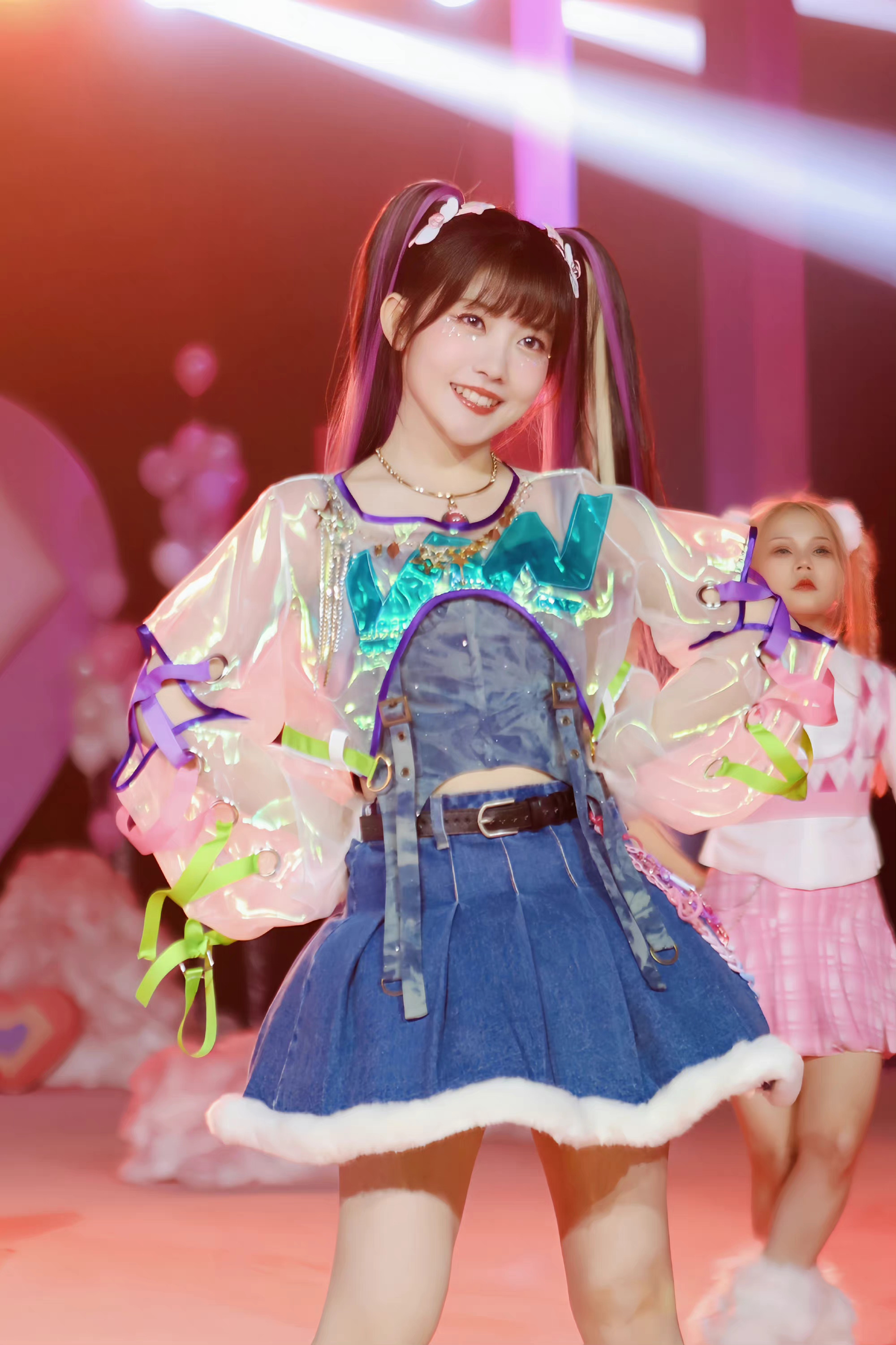 赖美云最新舞台造型!