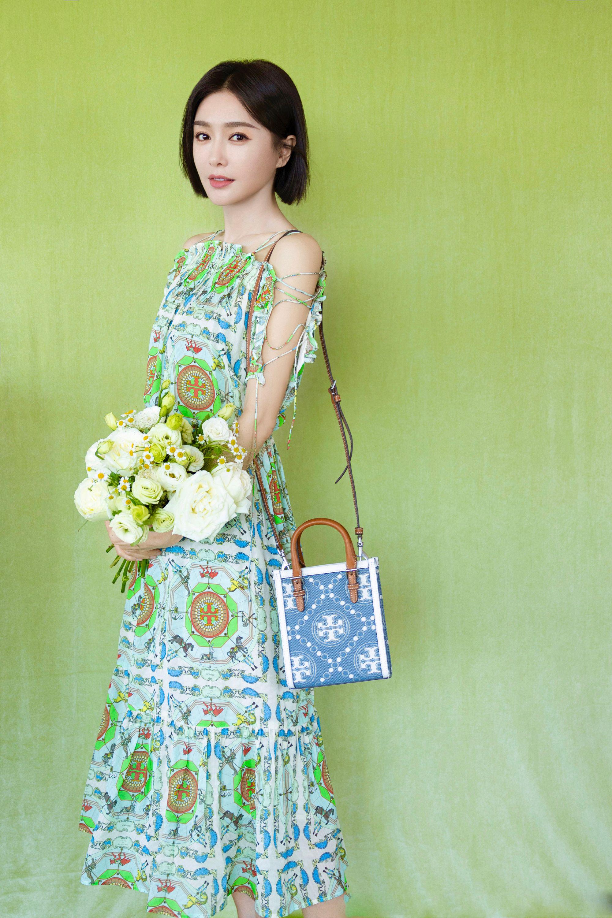 秦岚身着toryburch2023春夏系列搭配牛仔提花迷你托特包__财经头条