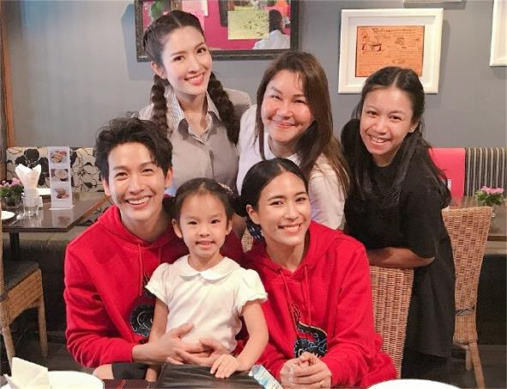 泰剧女神Aff带女儿看望Push夫妇,却引来前夫宋干爸爸的担忧休闲区蓝鸢梦想 - Www.slyday.coM 泰剧女神Aff带女儿看望Push夫妇,却引来前夫宋干爸爸的担忧休闲区蓝鸢梦想 - Www.slyday.coM