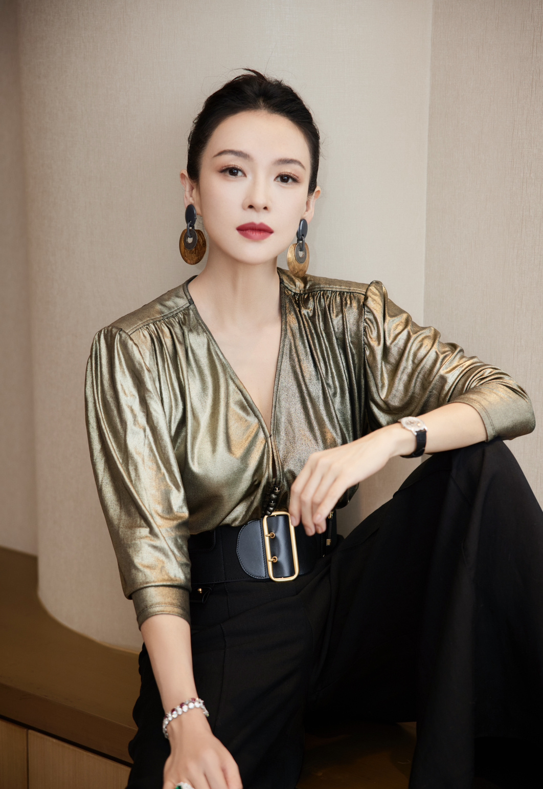 章子怡也亮相北京国际电影节红毯啦身穿华贵典雅的黑金礼服