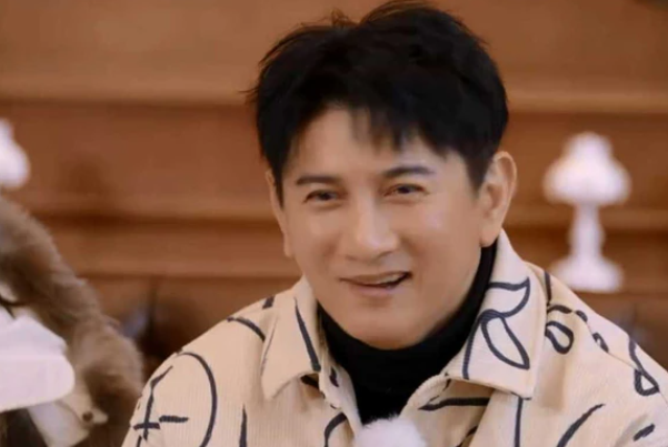 51岁吴奇隆近照曝光胖到没脖子双下巴画面曝光