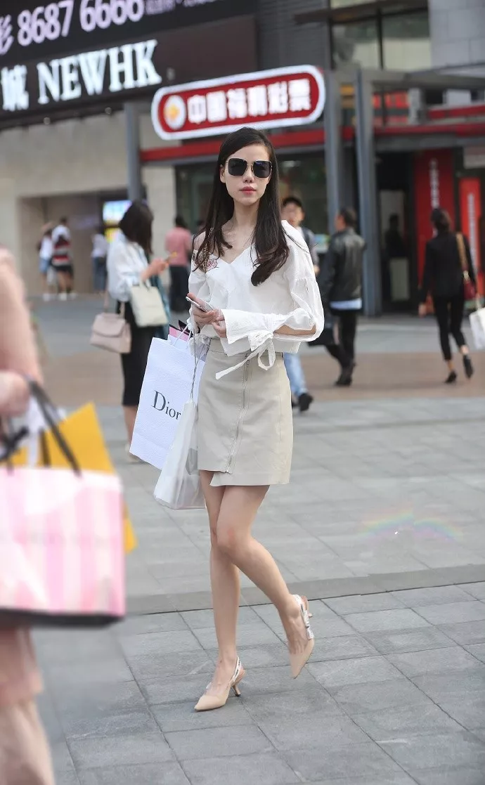 街拍时尚组图一双美丽的高跟鞋让女生轻松穿出时尚的味道
