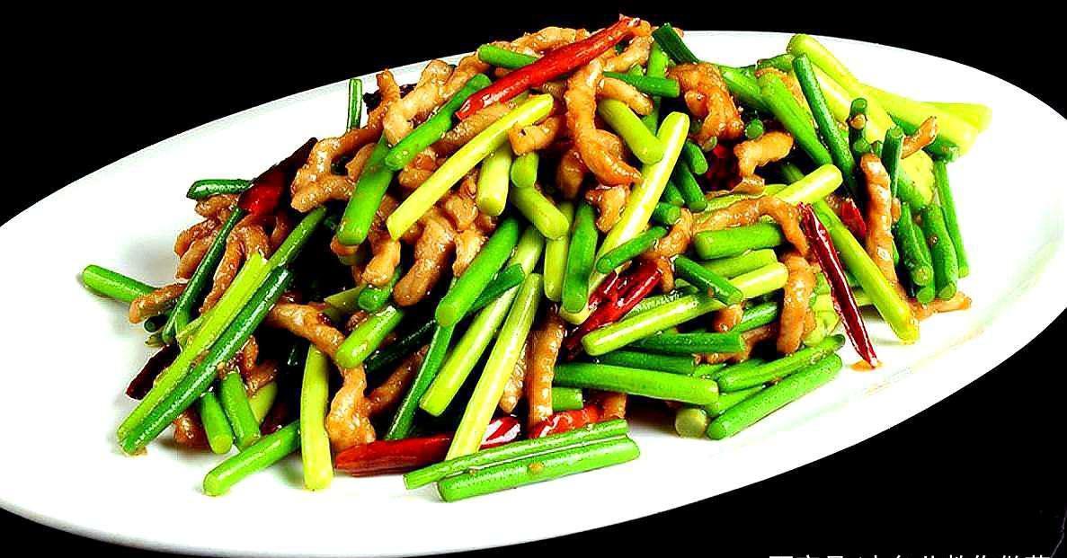 不要错过家常蒜苔炒肉丝配上漂亮的摆盘好吃又浪漫