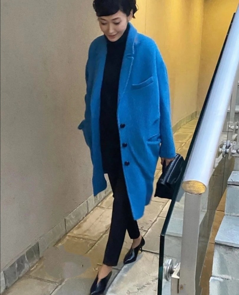建议四五十岁的女人试试蓝色大衣裤子裙子随便搭减龄又高级