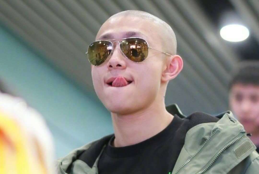 一般男生不敢尝试的光头造型,被张一山轻松驾驭,尽显成熟魅力!