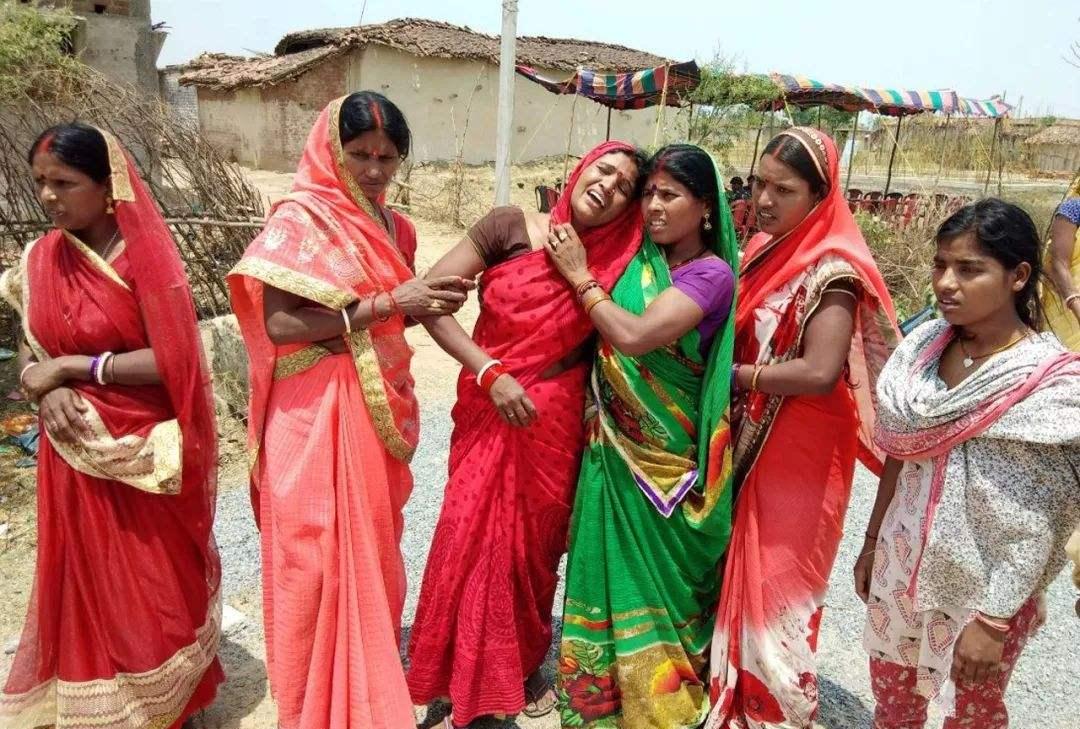 印度的女性地位有多低从这一习俗就可看出惨无人道却屡禁不止