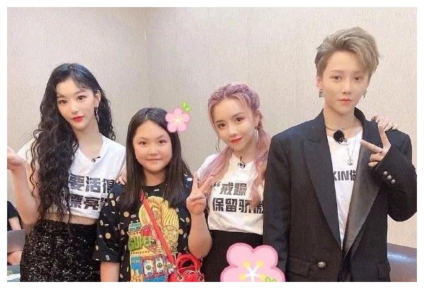 王诗龄追星成功,李湘晒女儿与the9成员合照,身高才是最大亮点