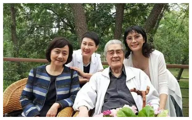 70岁黄梅莹:31岁与金鑫因戏生情,结婚36年恩爱如初,儿子是导演