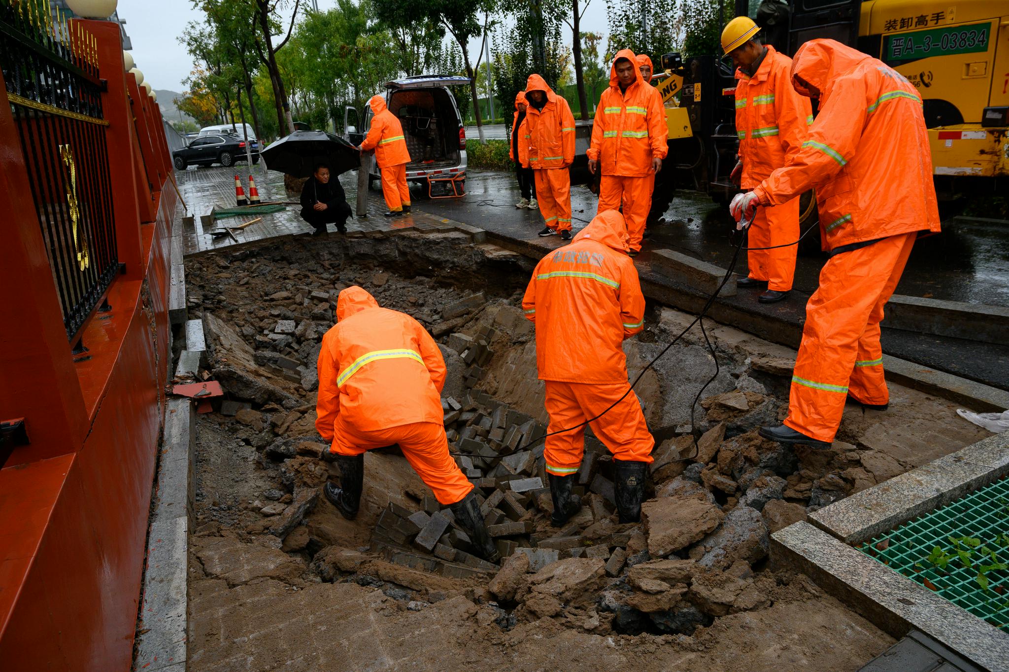 社区道路塌陷，武汉走马岭街道路长联系修复方便居民出行_路段_市政_路面