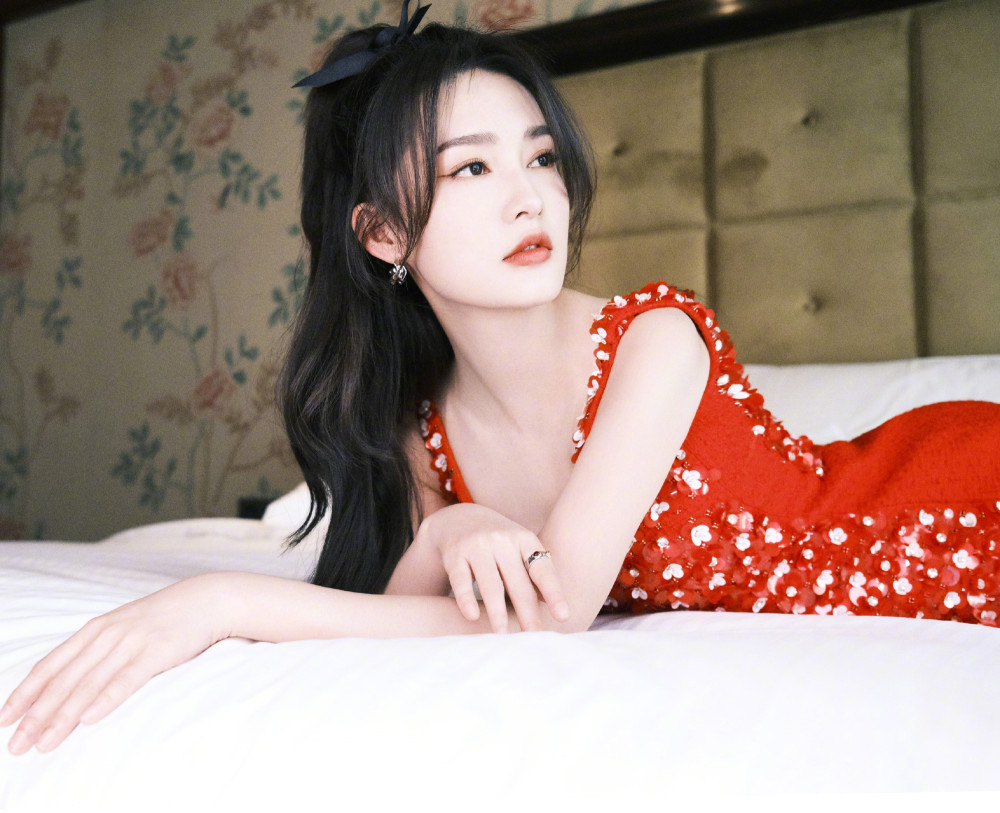 温暖的抱抱首映礼李沁一身红西装配亮片锦鲤裙漂亮甜美