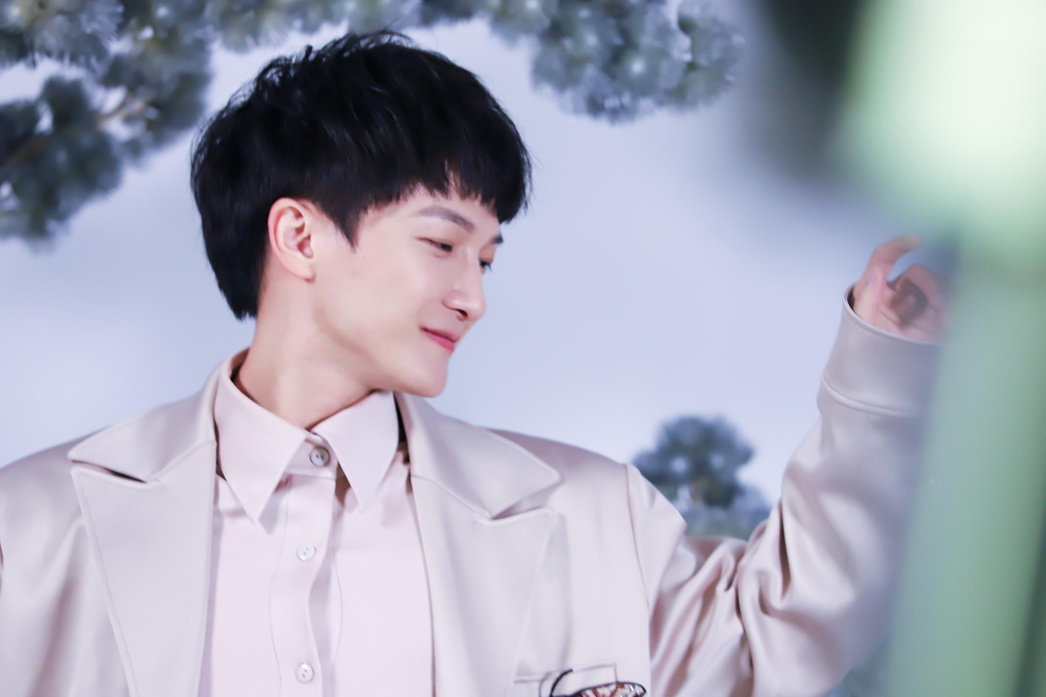 周深演绎《有可能的夜晚》 “晚安曲”温柔告白