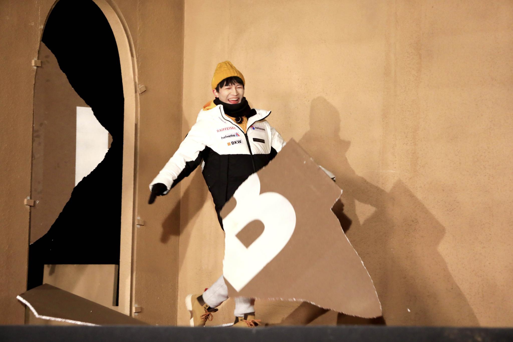 周深演绎《有可能的夜晚》 “晚安曲”温柔告白