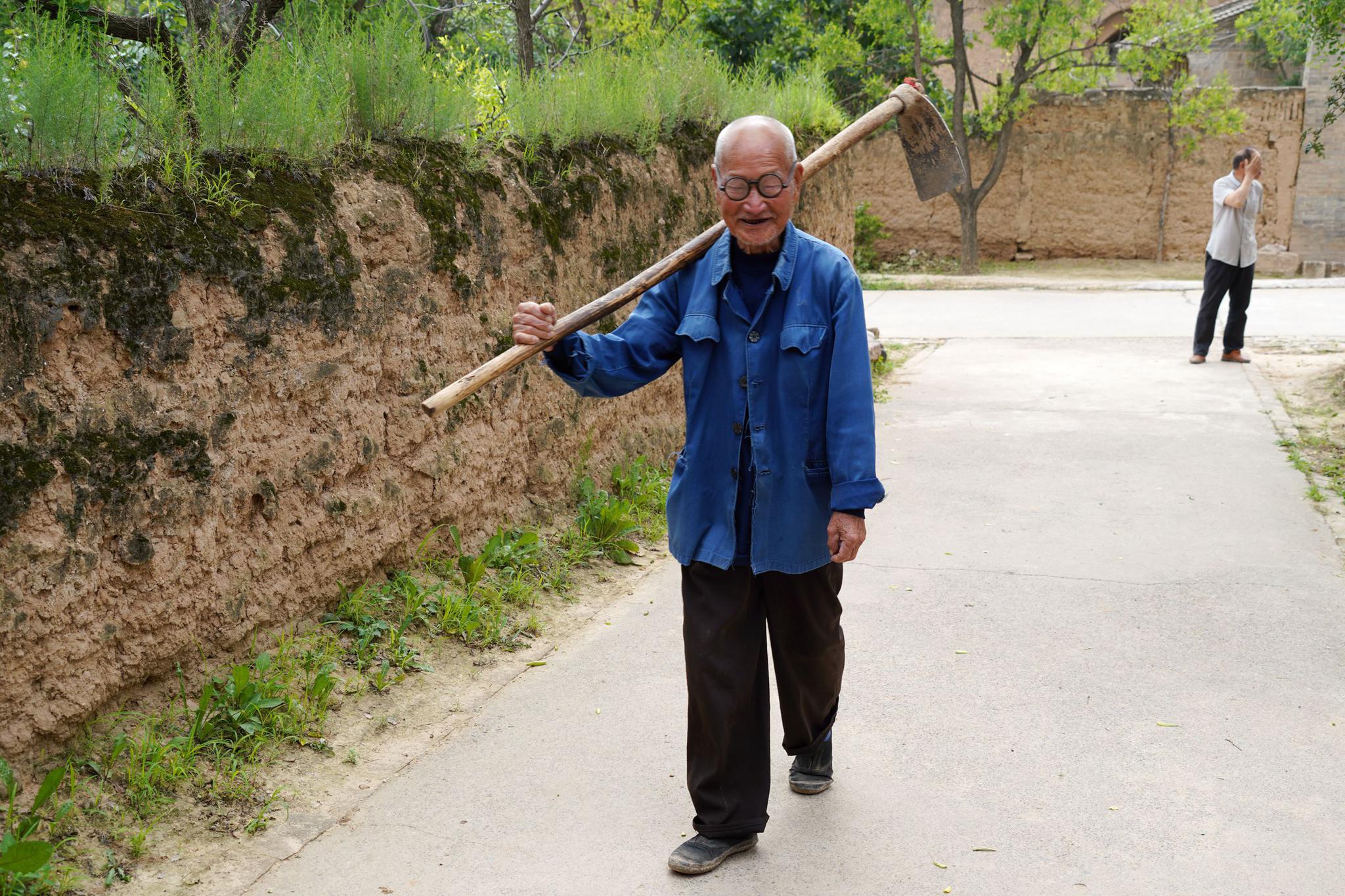 山西农村88岁老人一生离不开酒瓶现在3天喝1斤看生活成啥样