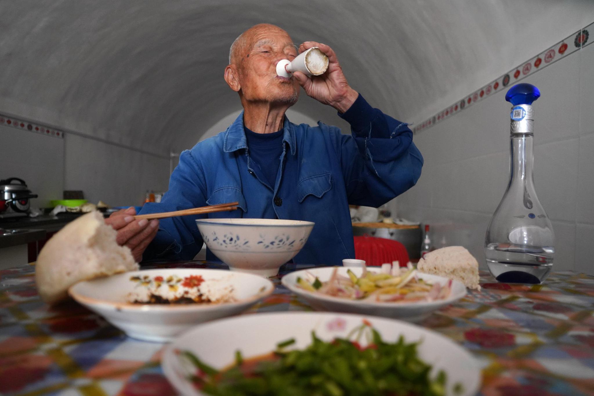 山西农村88岁老人一生离不开酒瓶现在3天喝1斤看生活成啥样