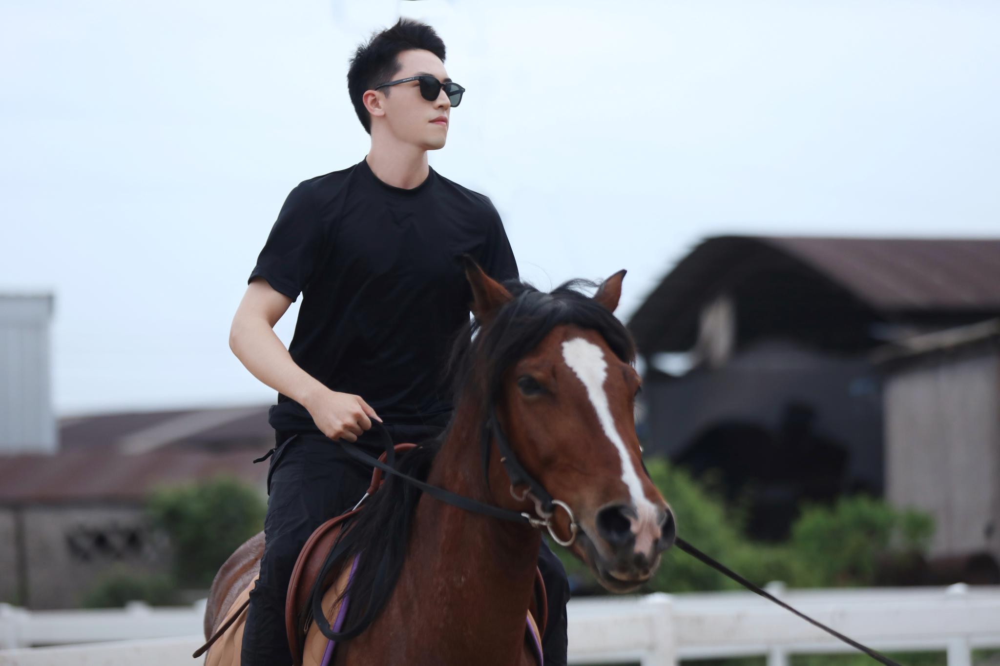 许魏洲《让生活好看》曝新戏训练花絮武术骑马齐上阵展现大将气度