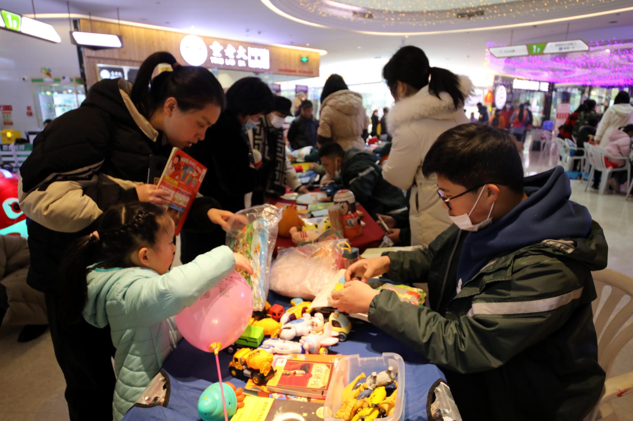 安徽芜湖学雷锋公益行社区公益市集活动举办爱心手牵手