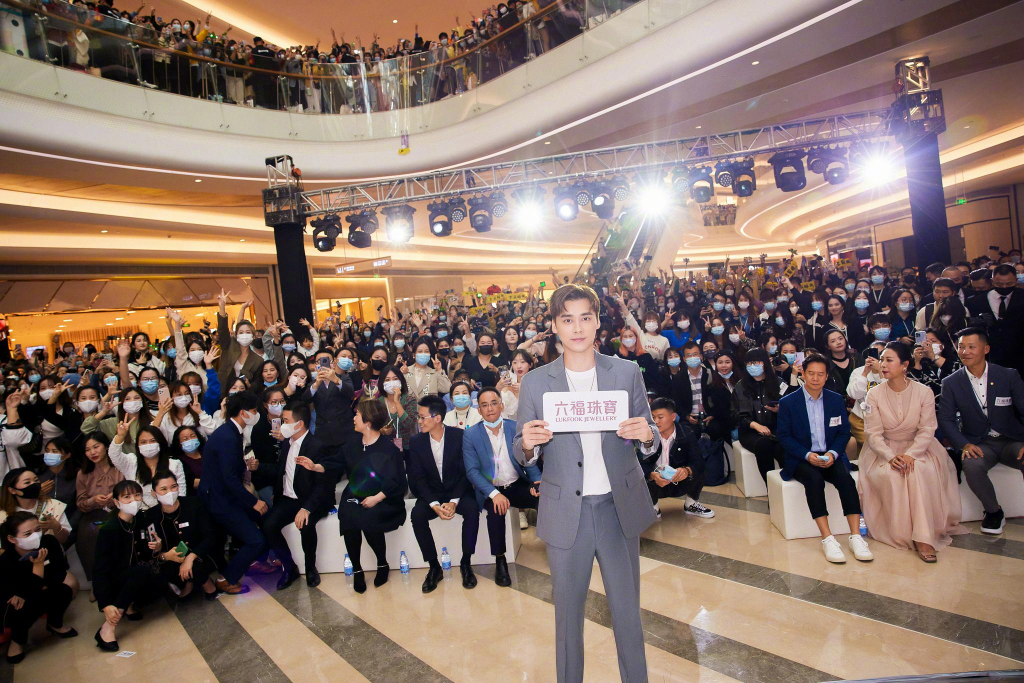 吃货附体李易峰竟然这样表白深圳