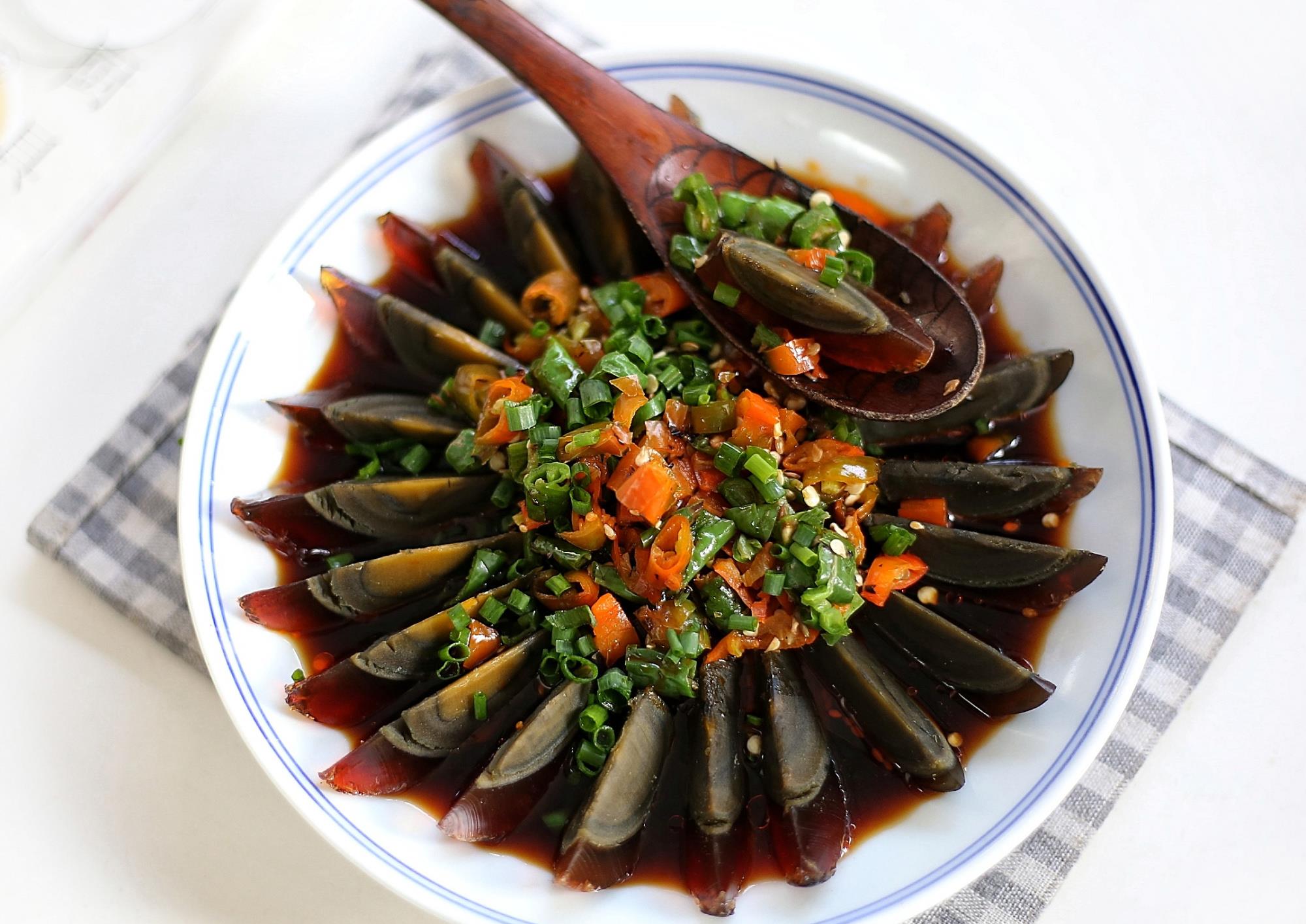 烧椒皮蛋的做法其实也很简单,毕竟凉拌一类的菜,大都简单随性,不过要