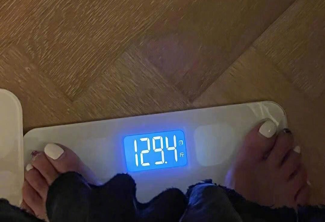 近日,周韦彤晒出一个称体重的视频,看着体重秤上128斤这个数据,周韦彤
