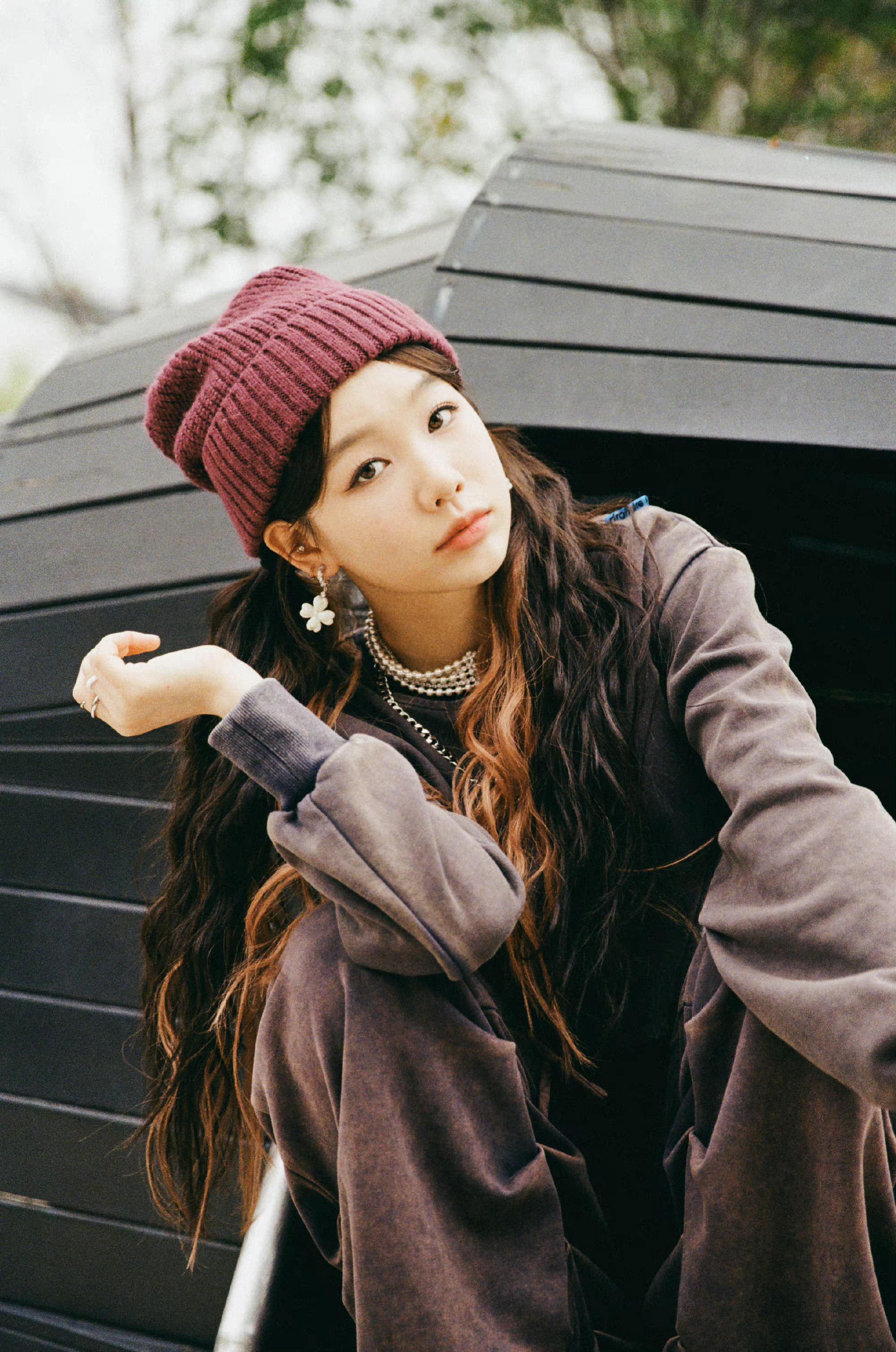 徐梦洁甜酷风胶片写真!可可爱爱的双马尾造型,咖啡色休闲服装