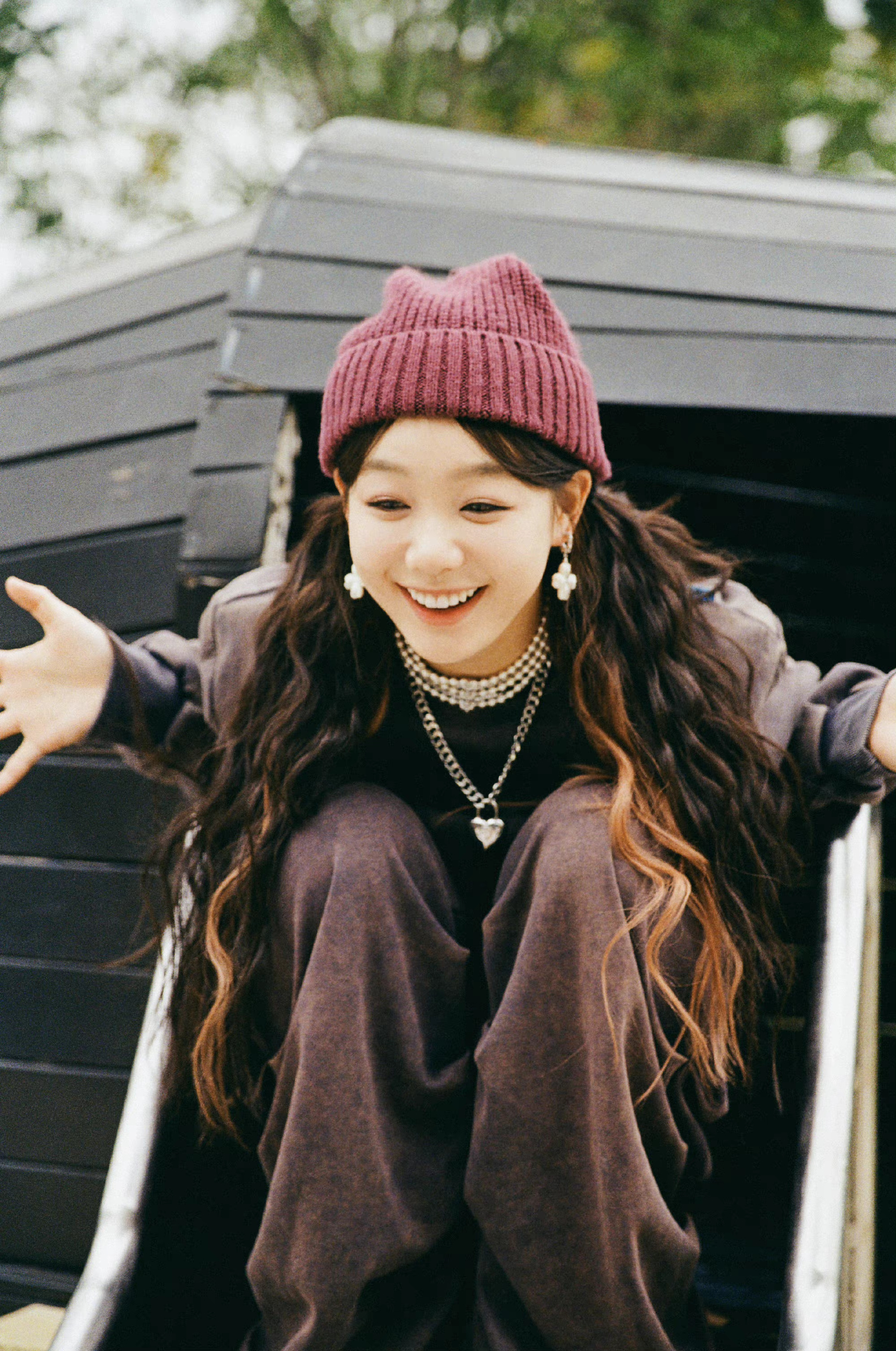 徐梦洁甜酷风胶片写真!可可爱爱的双马尾造型,咖啡色休闲服装