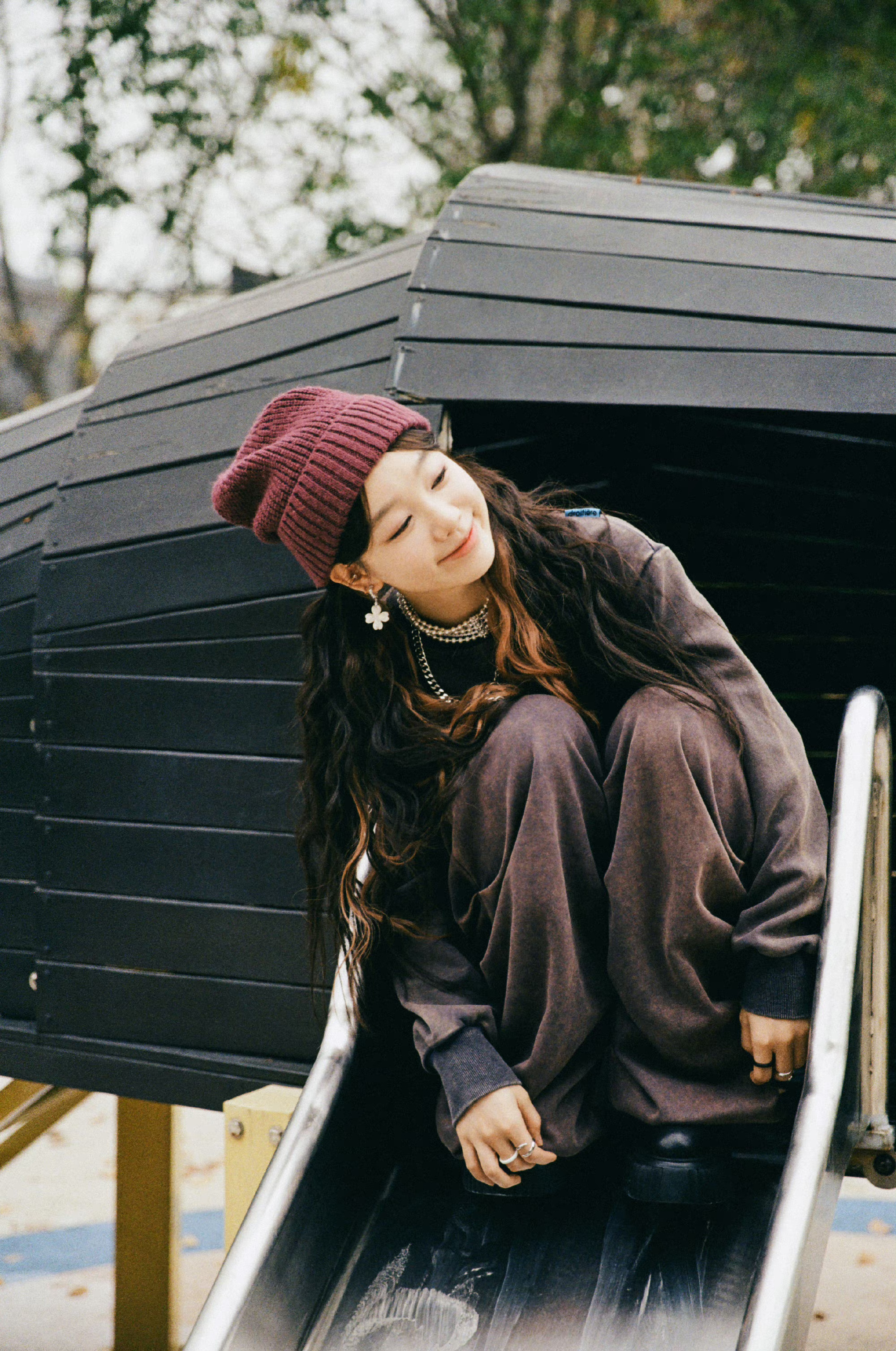 徐梦洁甜酷风胶片写真!可可爱爱的双马尾造型,咖啡色休闲服装