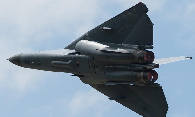 f111战机飞行表演中可以喷火而其他大部分飞机就不太行