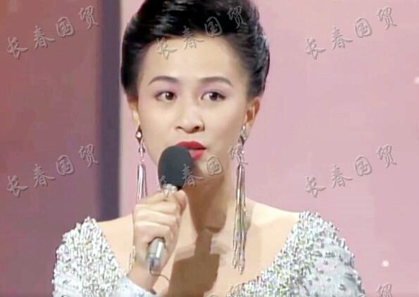 刘嘉玲30年前主持旧照曝光模样青涩时尚性感满满胶原蛋白