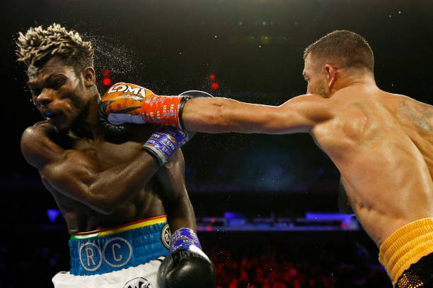 职业拳击比赛上,前wba,wbc和wbo轻量级冠军瓦西里·洛马琴科(vasiliy