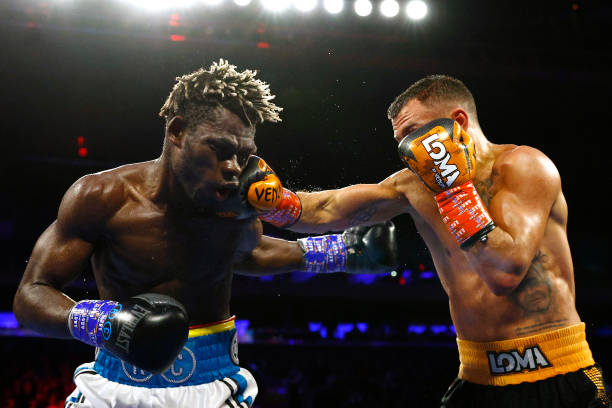 职业拳击比赛上,前wba,wbc和wbo轻量级冠军瓦西里·洛马琴科(vasiliy