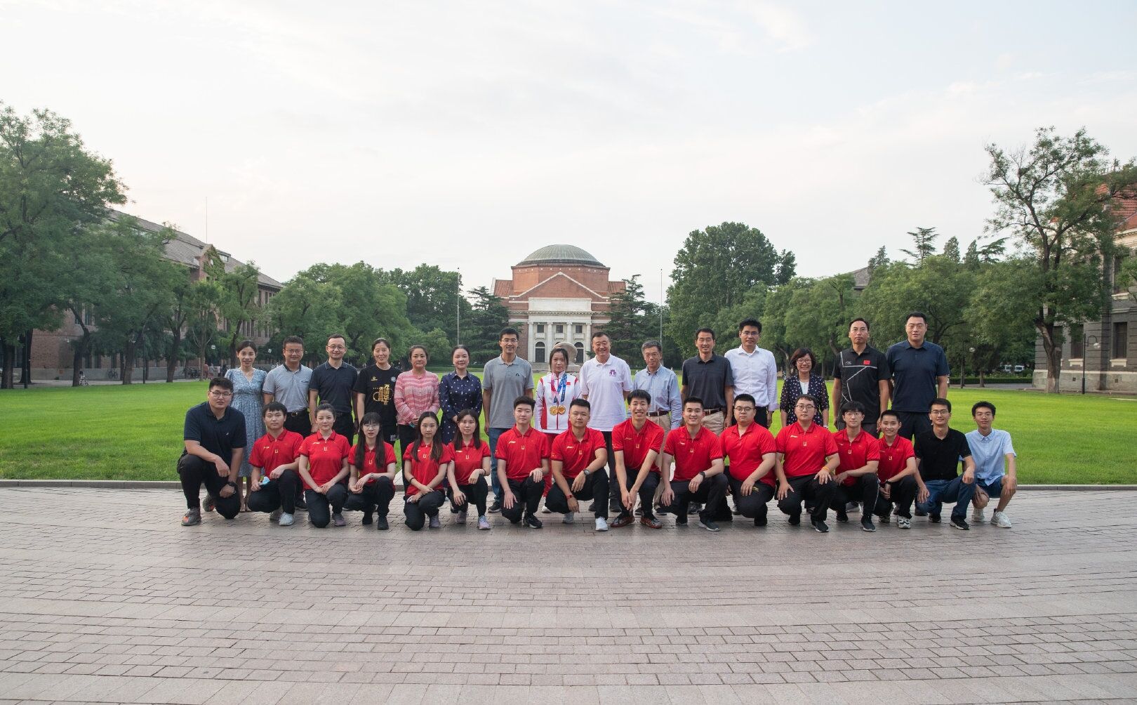 杨倩将奥运“原味”领奖服赠予母校！网友说：终是清华高攀了休闲区蓝鸢梦想 - Www.slyday.coM