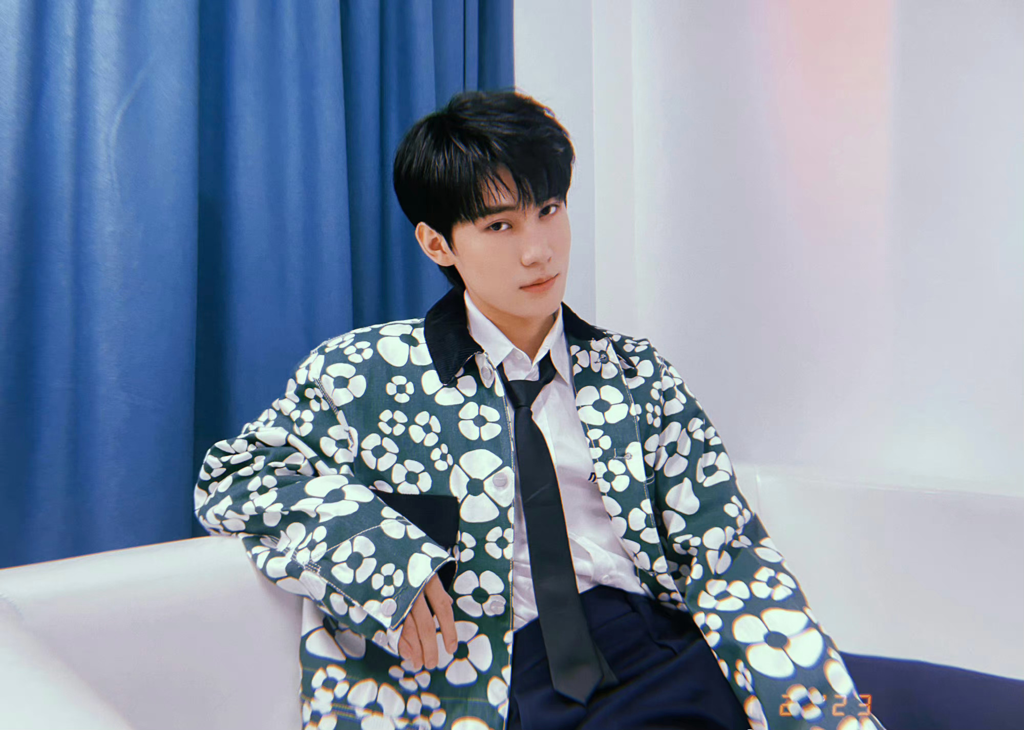 张真源二月随拍!印花休闲衬衫造型,阳光帅气的型男