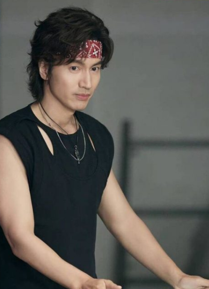 中道明寺痞帅又霸气的迷人风采,从网上曝光的照片可见,言承旭身穿黑色