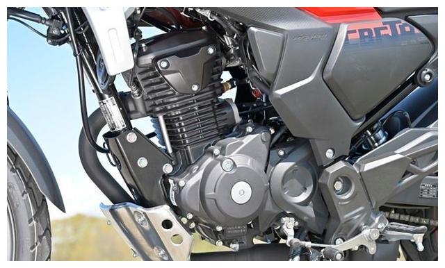 cbf190tr的动力核心是一具184cc气冷式四行程ohc单缸发动机,最大马力