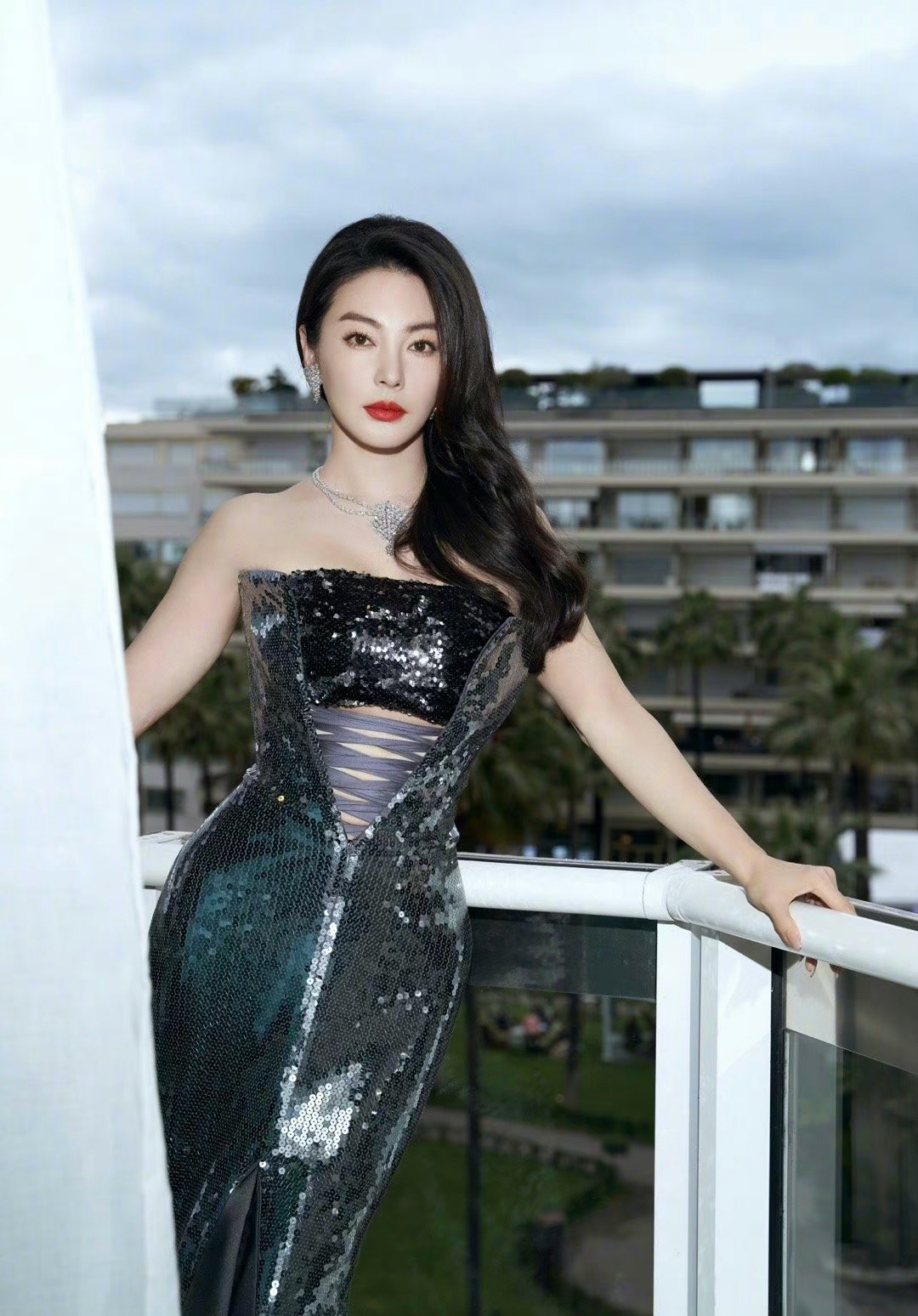 张雨绮身着黑色鱼尾裙,又美又飒气场全开,展现绝美身材_高清图集_新浪