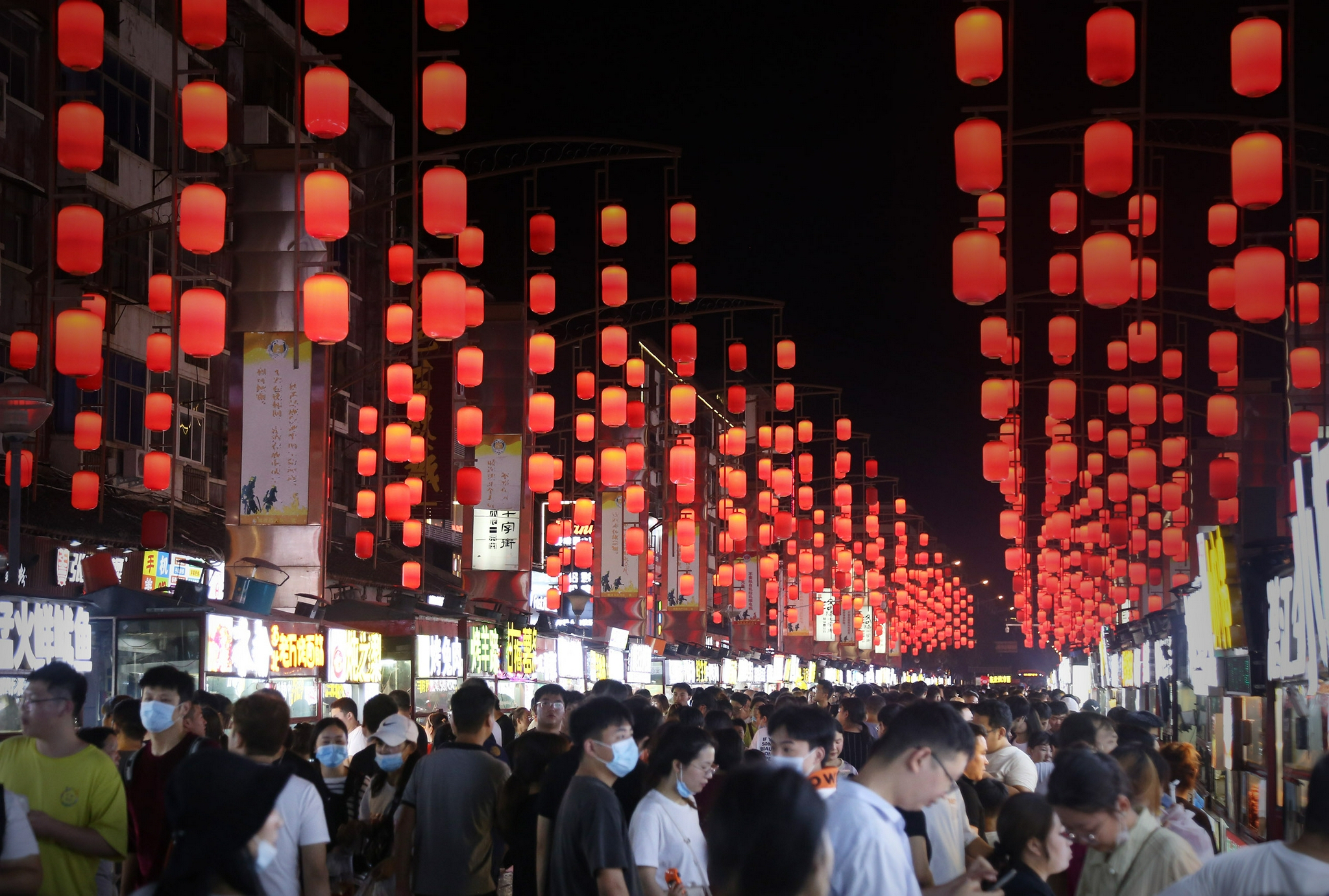 最近一段时间,河南洛阳街头"一元脱单"地摊走红.