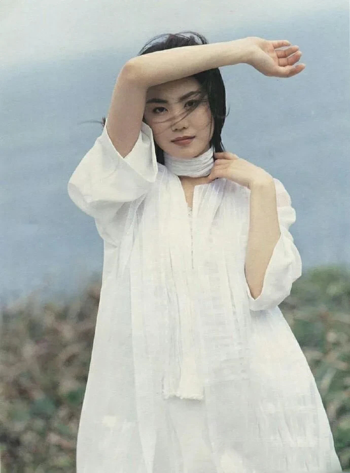 原来年轻时的王菲才是小白花天花板,一袭白裙配长发清新脱俗__财经