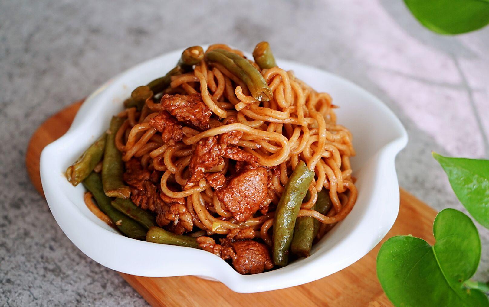 晚饭来碗豆角焖面,有菜有肉还有主食,营养美味,简单方便,好吃_高清