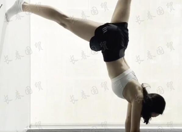 陈婷否认3000万急售无锡别墅,41岁倒立一字马,大秀好身材休闲区蓝鸢梦想 - Www.slyday.coM 陈婷否认3000万急售无锡别墅,41岁倒立一字马,大秀好身材休闲区蓝鸢梦想 - Www.slyday.coM