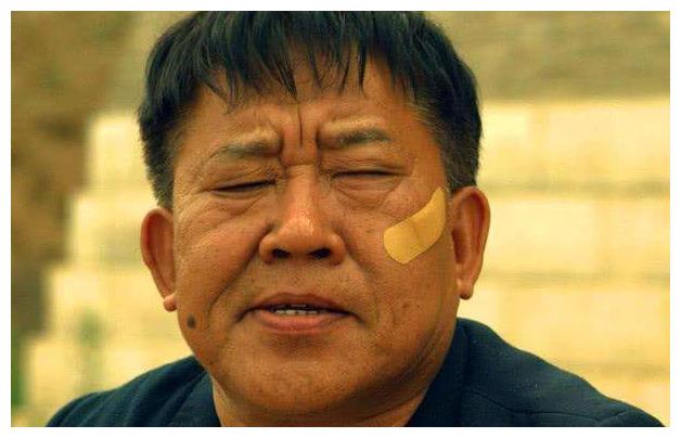 靠歪嘴斜眼出名,把坏人演到极致,戏骨杜旭东如今转行学开飞机?