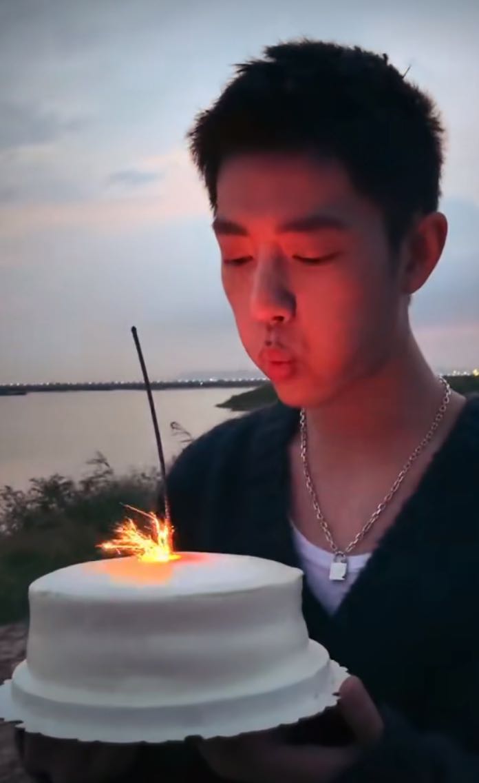 肖战吹蜡烛看起来有点不自然,可能有点害羞,而且风也很大,写了给自己