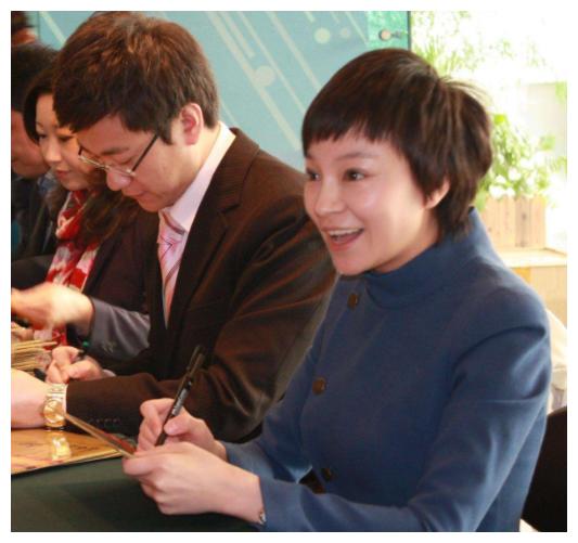 央视天气预报主持人王蓝一,女儿笑笑与妈妈很像,老公是谁已成谜