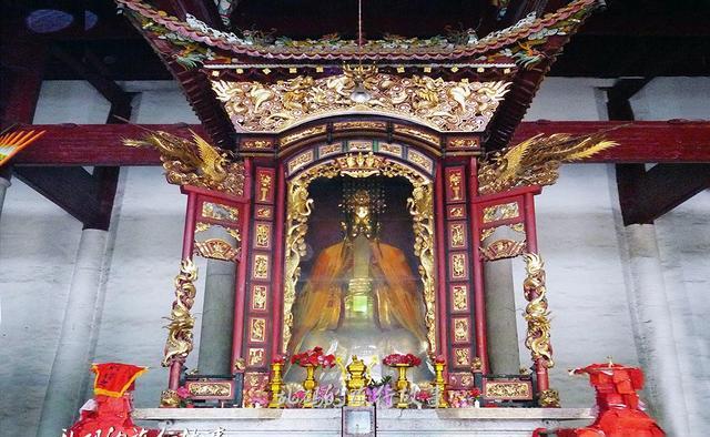 特别是八月初一南岳圣帝神诞这一天,涌入大庙或山顶祝融殿