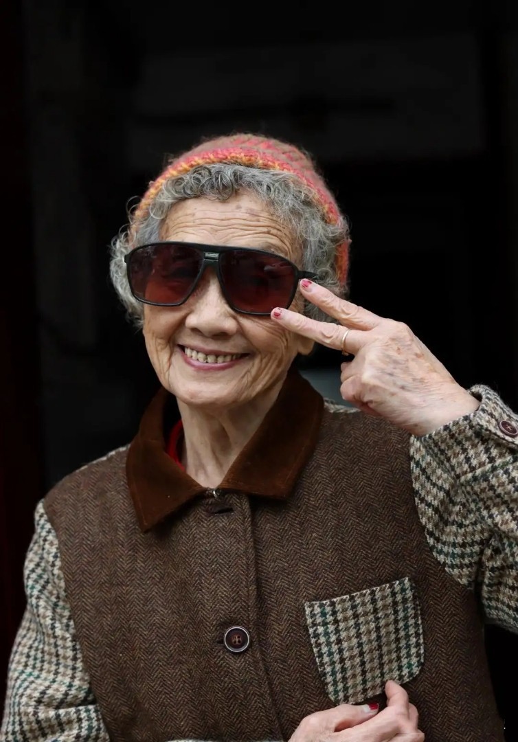 年过古稀也"臭美",这位奶奶的穿搭堪称老年楷模,自然淳朴真实|格纹