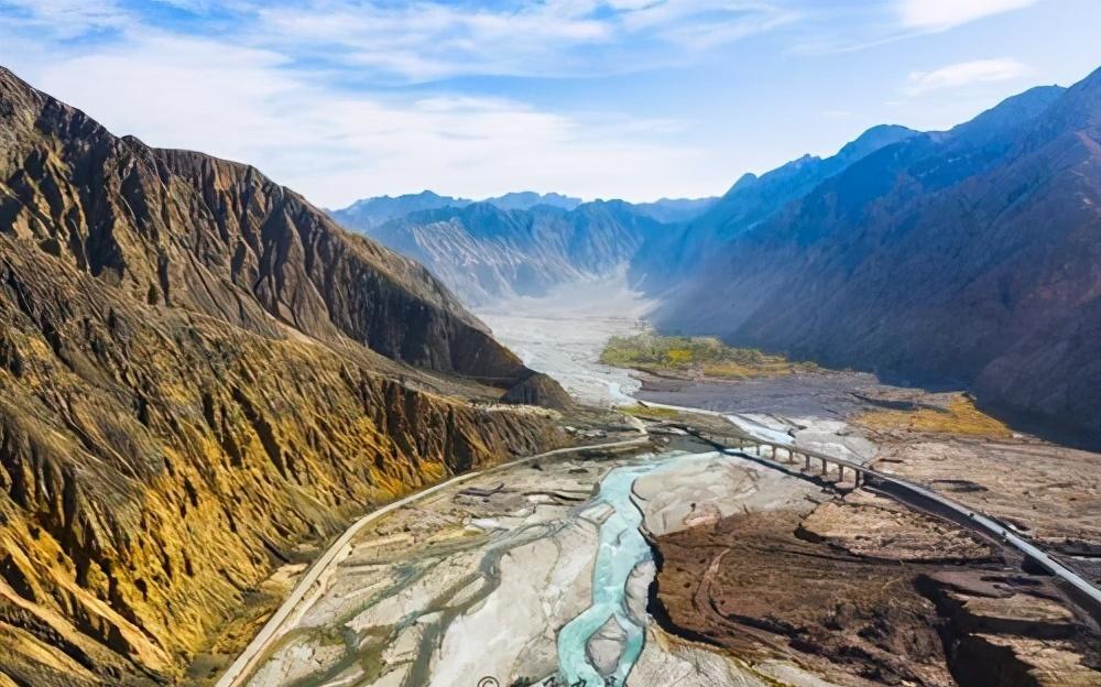 跨越边境的道路世界上最高最美的公路我国最美的边境公路这条公路虽已