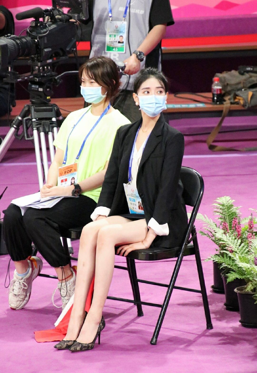 照片中,舒思瑶身穿黑色套裙,脚穿高跟鞋,这样的搭配,让舒思瑶的大长腿