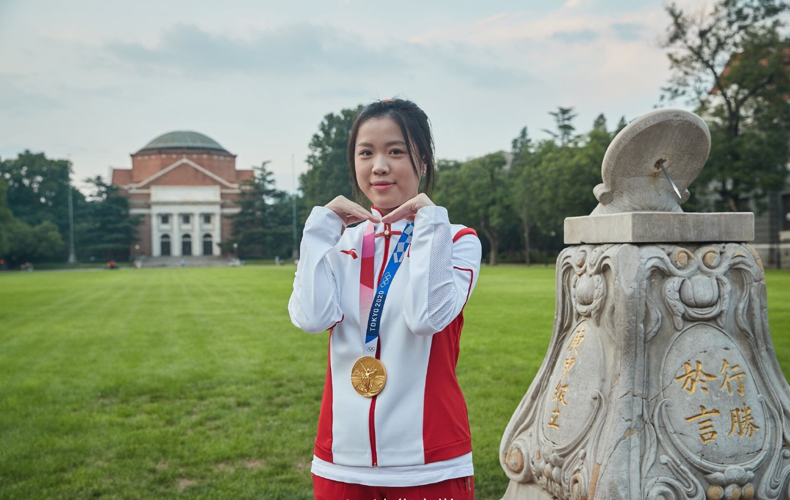 杨倩将奥运“原味”领奖服赠予母校！网友说：终是清华高攀了休闲区蓝鸢梦想 - Www.slyday.coM